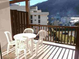 a white table and chairs on a balcony at Duplex T3 au cœur de Saint-Lary-Soulan - 6 pers., balcon, parking, skis - FR-1-457-130 in Saint-Lary-Soulan