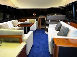 Гостиная зона в Pvt boats for rent from Velana International Airport