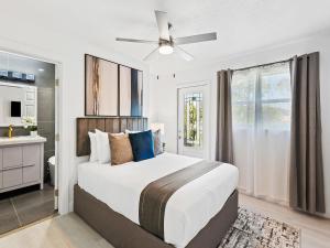 En eller flere senge i et værelse på Villa wpool games BBQ + 91 billeder