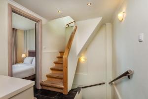 escalera en una habitación con cama y espejo en Sunny Villa Pende, en Chaniotis 17 fotos más