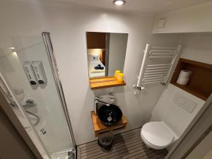 Ένα μπάνιο στο Hotelboat Iris Groningen