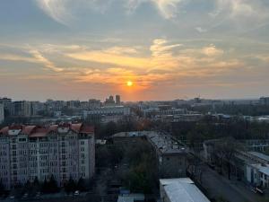 Východ nebo západ slunce při pohledu z apartmánu nebo okolí