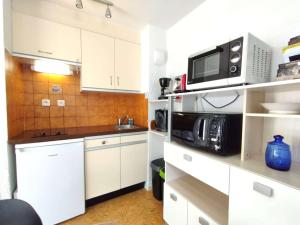 Kuchyňa alebo kuchynka v ubytovaní Charmant T2 à Saint-Lary-Soulan, 4 pers., balcon sud-ouest, parking, proche thermes - FR-1-457-322