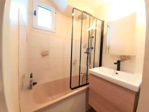 Kúpeľňa v ubytovaní Charmant T2 à Saint-Lary-Soulan, 4 pers., balcon sud-ouest, parking, proche thermes - FR-1-457-322