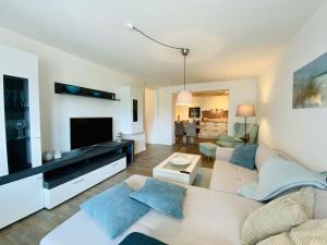 a living room with a couch and a tv at Ferienwohnung Maritimus Haus Strandbummler Baabe in Baabe