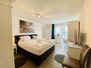 a bedroom with a bed and a television in it at Ferienwohnung Maritimus Haus Strandbummler Baabe in Baabe