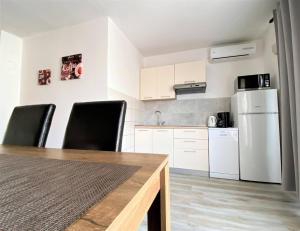 Kuchyňa alebo kuchynka v ubytovaní Apartment Almira with sea view + 24 fotografií