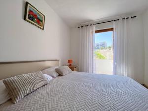 Posteľ alebo postele v izbe v ubytovaní Apartment Almira with sea view