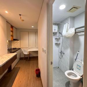 Ένα μπάνιο στο Apartemen Patraland Urbano By Public Room