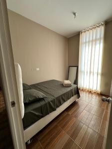 un dormitorio con una cama y una ventana en Departamento en residencial, en Tarapoto