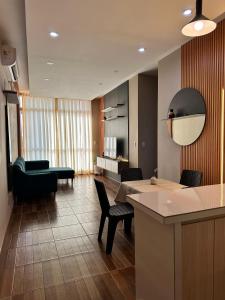 sala de estar con sillas y barra en una habitación en Departamento en residencial, en Tarapoto 9 fotos más