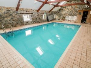 a large swimming pool in a building at Cwellyn in Pwllheli