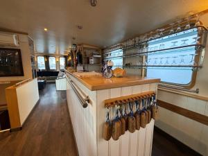 Η κουζίνα ή μικρή κουζίνα στο Hotelboat Iris Groningen