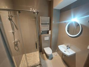 a bathroom with a shower and a toilet and a sink at Pokoje Hotelowe Noclegi Hotel Pensjonat Venus Siedlce in Siedlce
