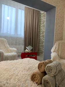 a bedroom with a mirror and a bed with towels at Центр Либідь Плаза Новобудова провулок Лапушкіна 9 in Khmelnytskyi