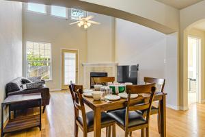 Posezení v ubytování 6 Mi to Texas AandM Home with Fenced-In Yard