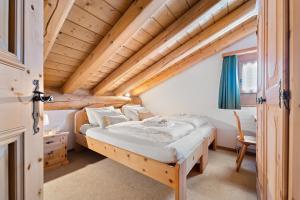 Un dormitorio con dos camas en un ático. en Chalet St Moritz, en Madulain