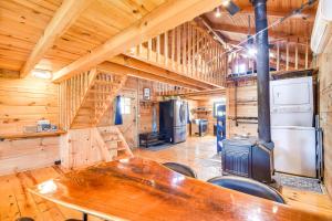 Cabaña de madera con mesa y fogones en Bellevue Log Cabin with Gas Grill and Creek Access, en Bellevue