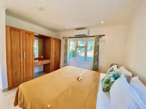 a bedroom with a large bed and a window at Spas Villas La Villa in Victoria