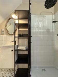 a bathroom with a shower and a sink at PARKOVA APARTAMENTY - termy, centrum, park in Jelenia Góra +55 photos