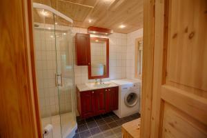 un bagno con lavandino e lavatrice di Peaceful Cabin Close to Beitostølen Center&nature a Beitostøl Altre 23 foto