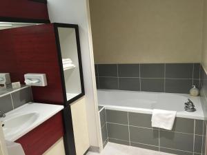 Koupelna v ubytování Logis Auberge Des Moissons + 25 fotografií
