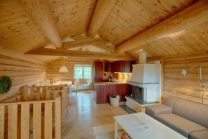 un soggiorno con soffitto in legno e camino di Peaceful Cabin Close to Beitostølen Center&nature a Beitostøl