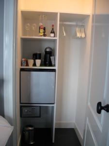 a small kitchen with a refrigerator in a room at Bed & Breakfast Diemerbrug in Amsterdam