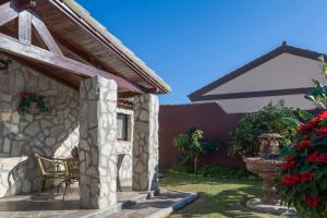 eine Terrasse eines Hauses mit einem Tisch und Stühlen in der Unterkunft El Refugio de Conil Ideal Familias in Conil de la Frontera