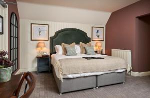 A bed or beds in a room at The Trout at Tadpole Bridge