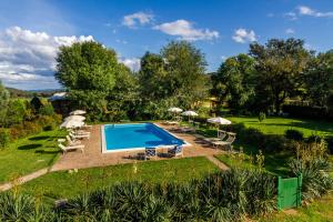 Bazén v ubytování Agriturismo Bio Fattoria Casetta nebo v jeho okolí