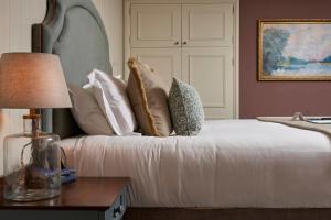 A bed or beds in a room at The Trout at Tadpole Bridge