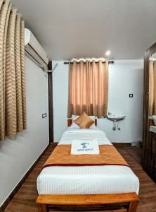 Postel nebo postele na pokoji v ubytování Skyry Hotels Singanallur