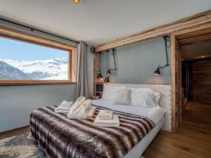 Chalet de luxe avec piscine, sauna, hammam, cinéma et salle de jeu - FR-1-694-3 في فال ديزير: غرفة نوم بها سرير مع مناشف عليه