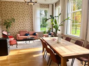 a living room with a wooden table and chairs at Klein Soestdijk in Veenhuizen