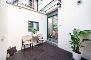Balkón nebo terasa v ubytování Shanghai Hills & Zinn Courtyard Guesthouse with 2Bedrooms close to Line 9