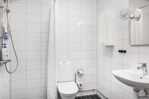 Koupelna v ubytování Guestly Homes - Elite Business Suite + 16 fotografií