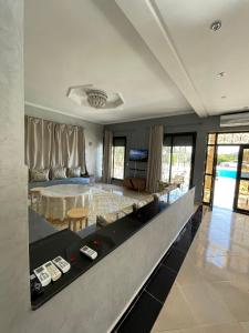 una sala de estar con una cama y una mesa en Deluxe Private Villa, en Marrakech