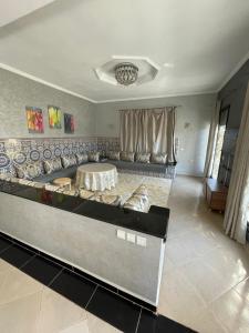 una sala de estar con una mesa y un sofá en Deluxe Private Villa, en Marrakech