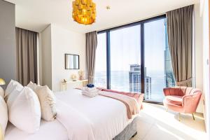 Postel nebo postele na pokoji v ubytování Address JBR: Beachfront Bliss & Sky-high Luxury