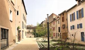 an alley in an old town with buildings at La Chantrerie Saint Priest in Cahors