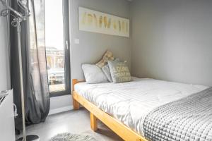 a small bedroom with a bed and a window at Rode Houseboat Zwartsluis in Zwartsluis