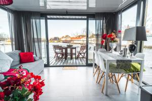 a living room with a couch and a table at Rode Houseboat Zwartsluis in Zwartsluis
