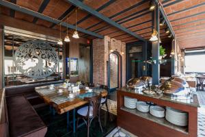 Un comedor con mesa y sillas en Hotel Pera Parma, en Estambul 37 fotos más