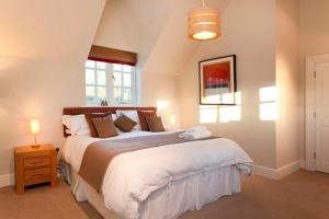 a bedroom with a bed and a dresser at Dbs Serviced Apartments in Castle Donington