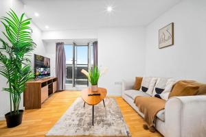 Μια τηλεόραση ή/και κέντρο ψυχαγωγίας στο Elegant Two-Bedroom Apartment - Central Location - Private Parking - Balconies 1109M