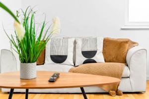 Χώρος καθιστικού στο Elegant Two-Bedroom Apartment - Central Location - Private Parking - Balconies 1109M