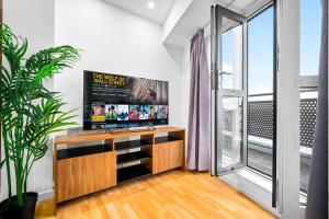 Μια τηλεόραση ή/και κέντρο ψυχαγωγίας στο Elegant Two-Bedroom Apartment - Central Location - Private Parking - Balconies 1109M +30 φωτογραφίες