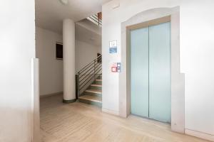 pasillo con escalera y puerta de cristal en Centrale con panorama., en Siena