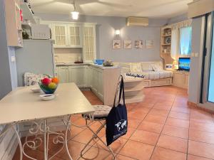 Una cocina y una sala de estar con una mesa y un sofá. en Roquebrune sur la Mer by Holiday World, en Roquebrune-Cap-Martin